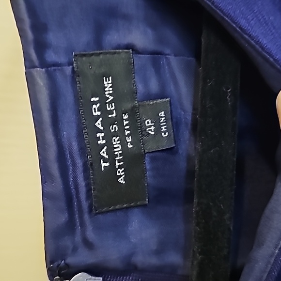 Tahari Arthur S. Levine petite size 4 dress. Does not come with a belt - Picture 2 of 9